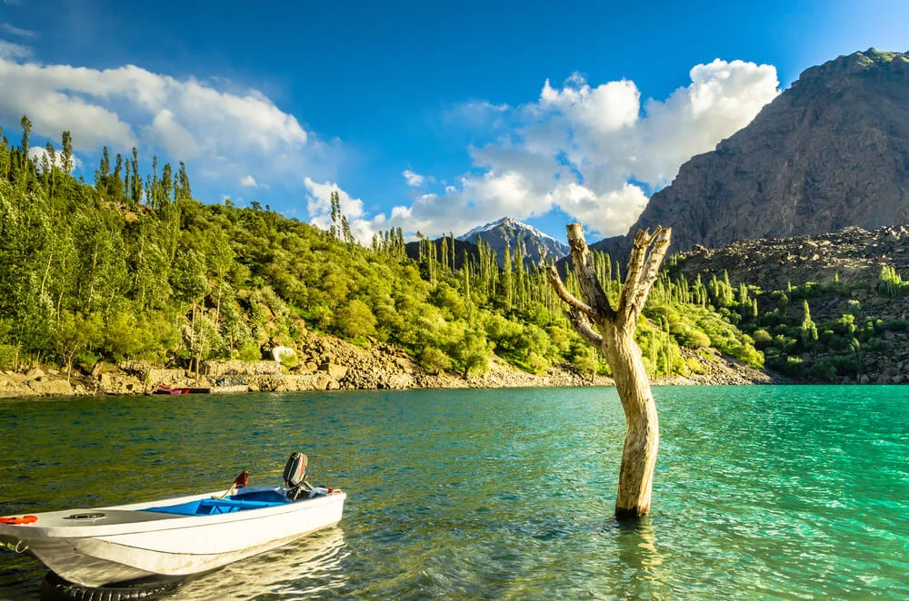 Upper kachura lake