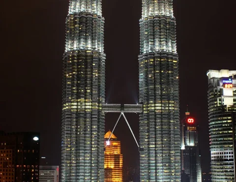 https://adventurertreks.pk/wp-content/uploads/2024/09/Petronas-Twin-Towers.jpg